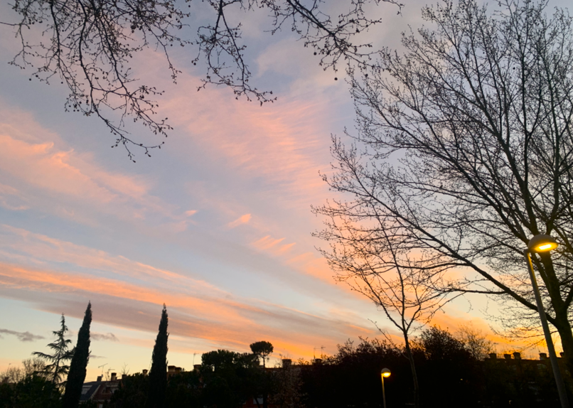 Amanece más tarde, por eso cenamos antes